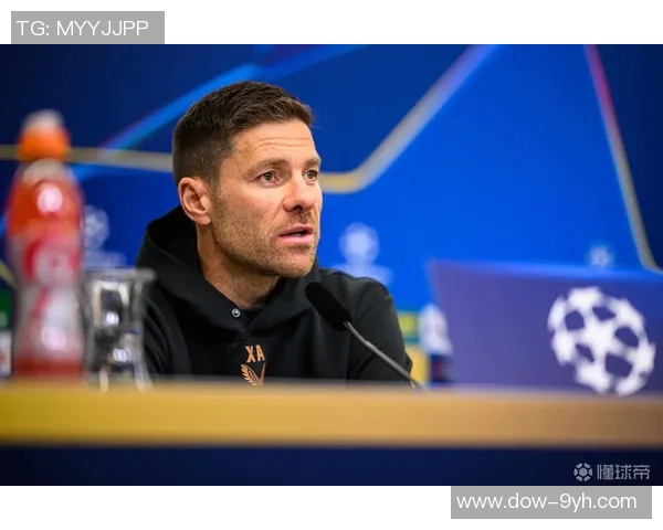 阿隆索与球员的小范围会面，拉近距离展现领导力